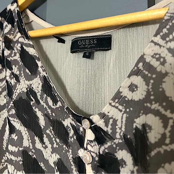BEAUTIFUL FLOWY TOP FROM GUESS - SIZE S - Picture 2 of 3